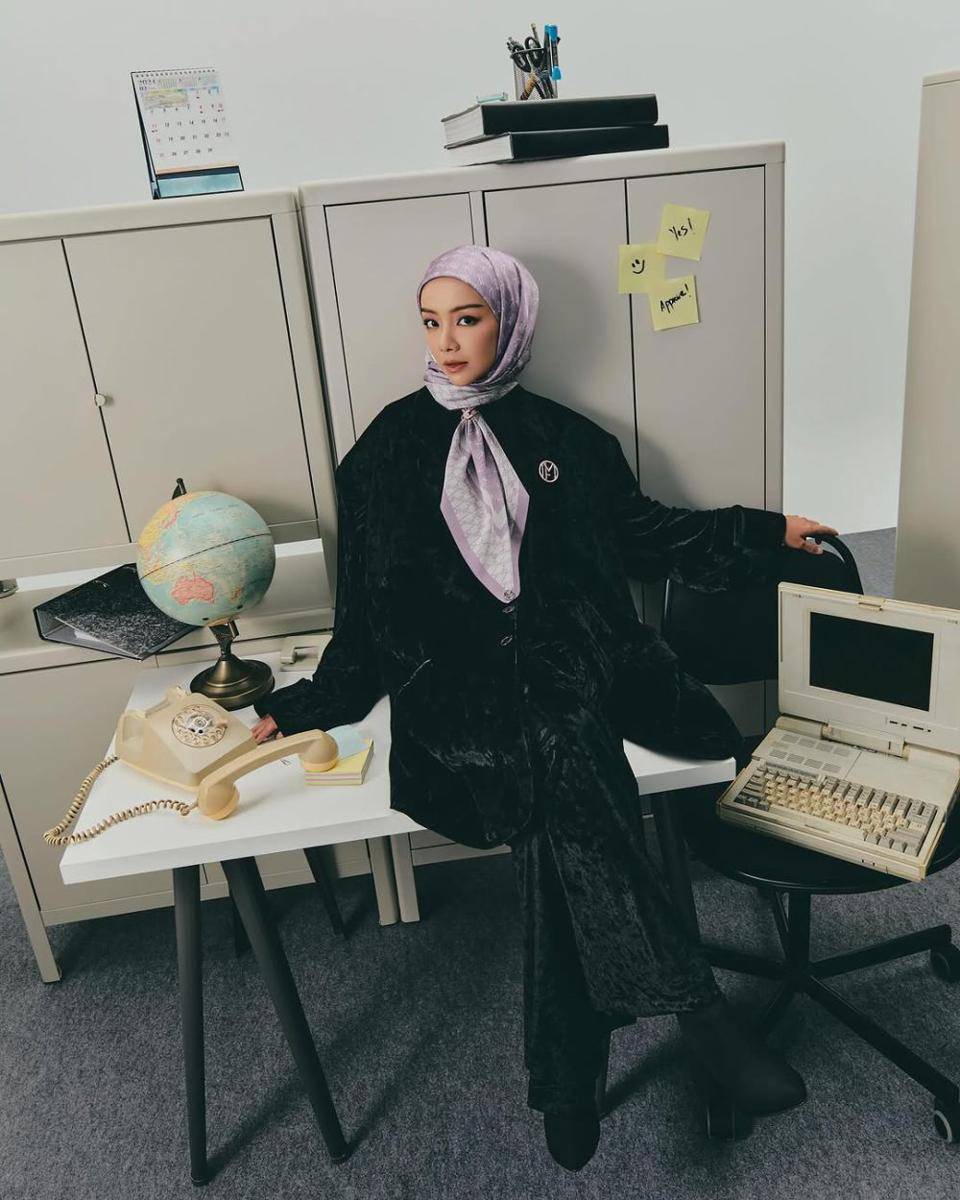 Style hijab pakai blazer ala Mira Filzah