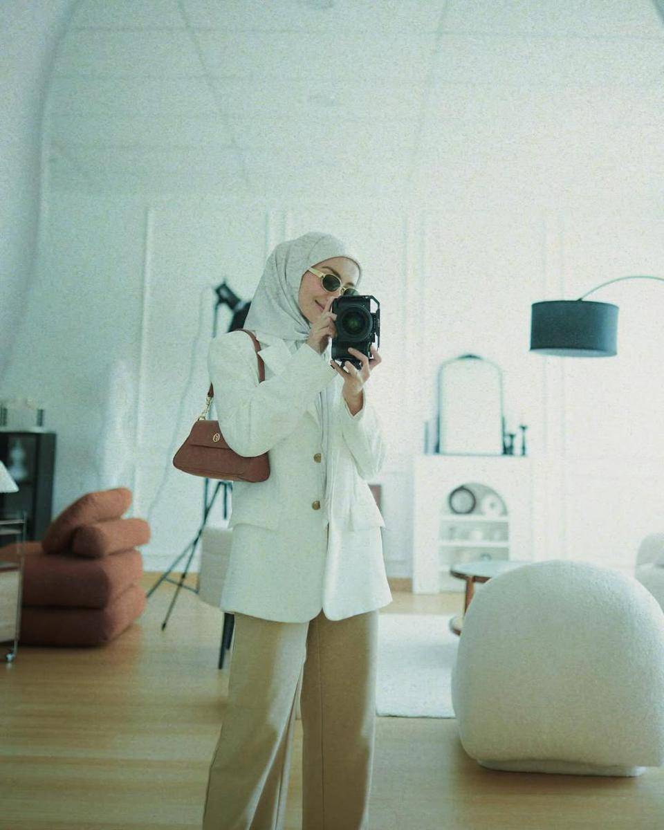 OOTD hijab pakai blazer ala Mira Filzah