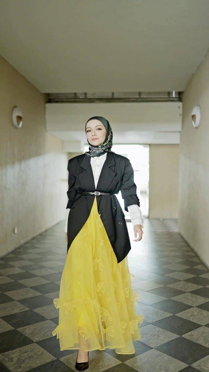 Mix and match hijab pakai blazer ala Mira Filzah