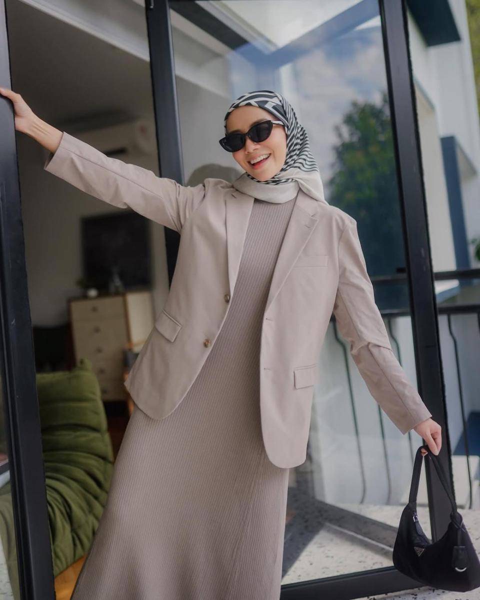ide OOTD hijab pakai blazer ala Mira Filzah