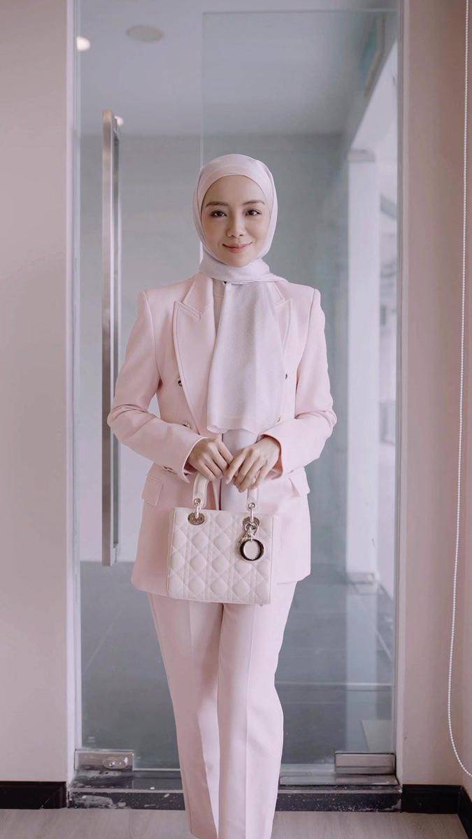 potret OOTD hijab pakai blazer ala Mira Filzah