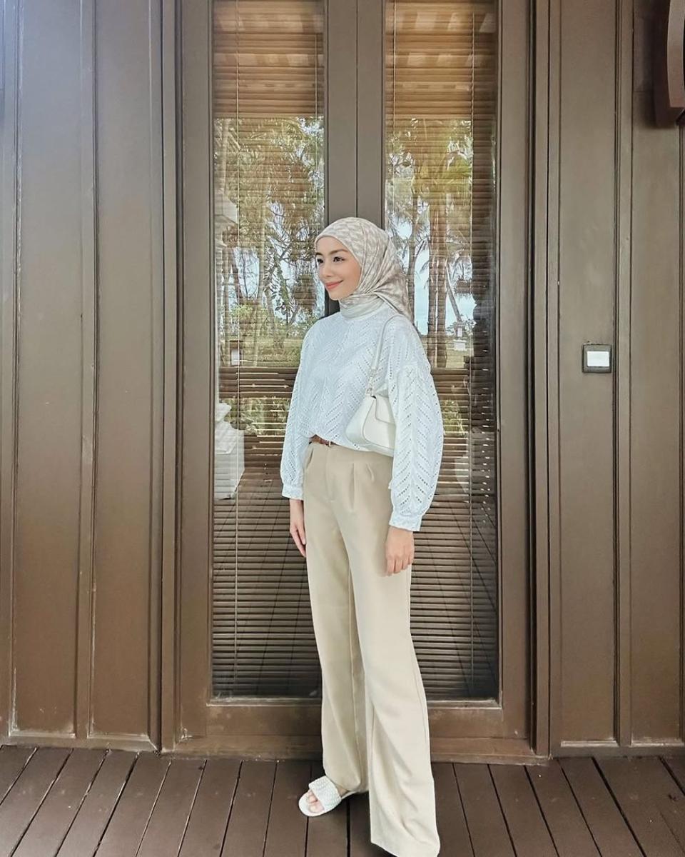 potret ide outfit casual hijab buat ngantor ala Mira Filzah (instagram.com/mfmirafilzah)