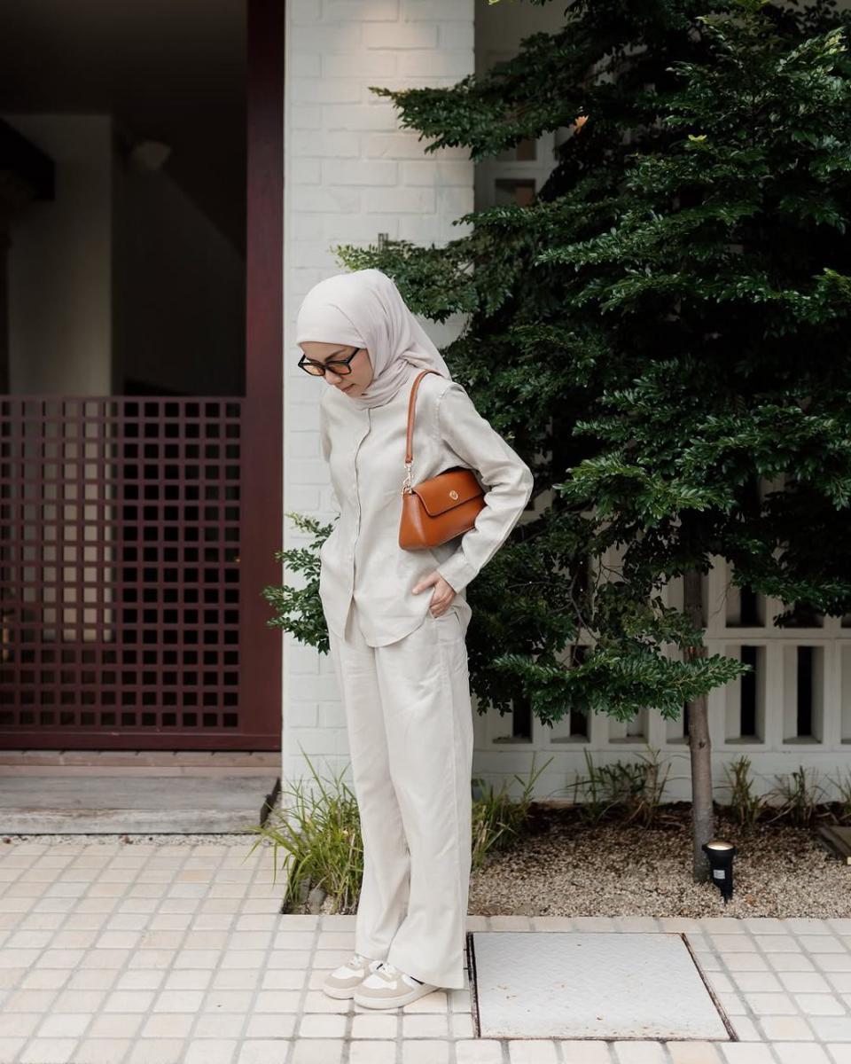 potret ide outfit casual hijab buat ngantor ala Mira Filzah (instagram.com/mfmirafilzah)