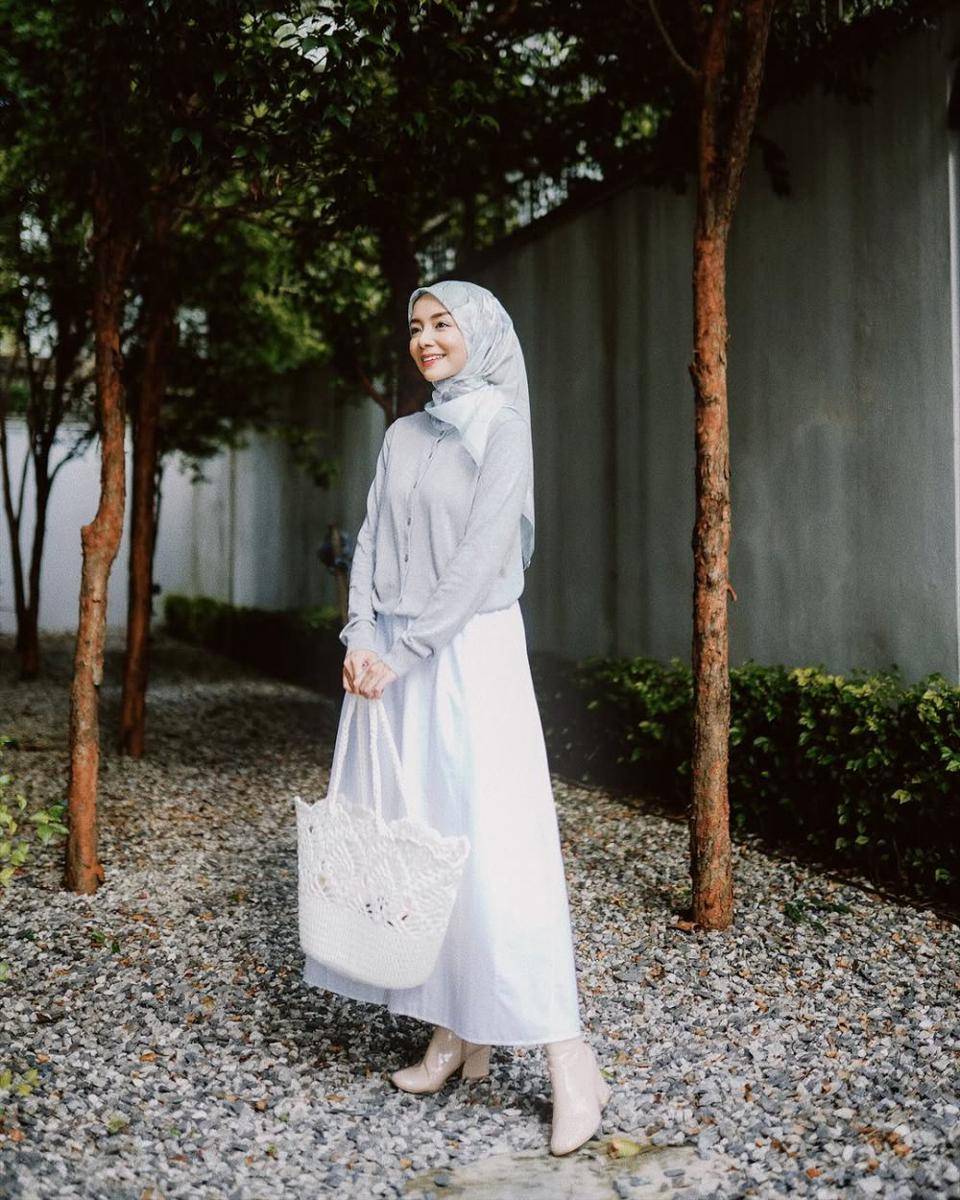 potret ide OOTD hijab buat main ala Mira Filzah (instagram.com/mfmirafilzah)