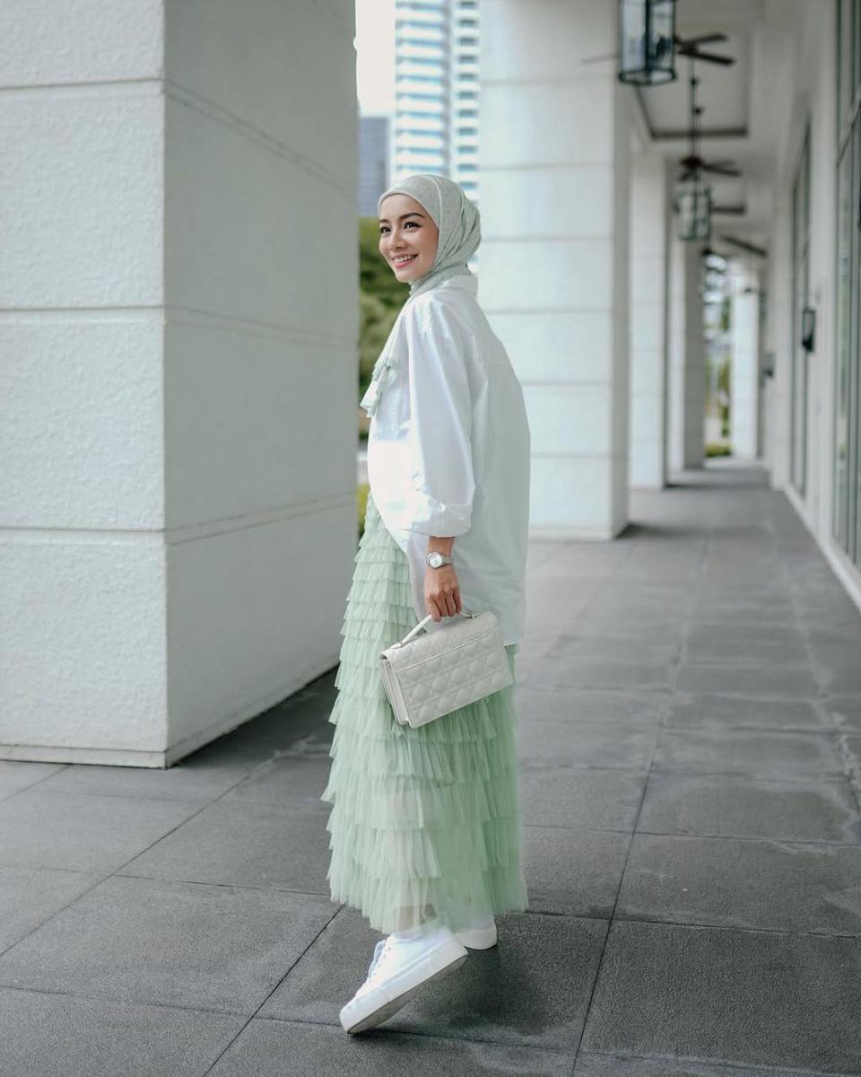 potret ide outfit casual hijab buat ngantor ala Mira Filzah (instagram.com/mfmirafilzah)
