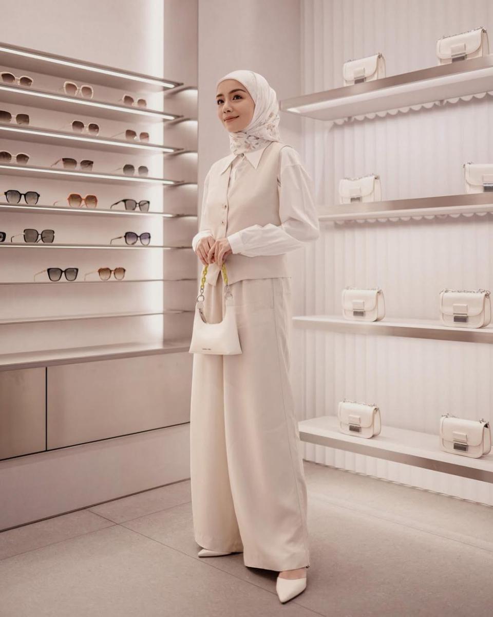 potret ide outfit casual hijab buat ngantor ala Mira Filzah (instagram.com/mfmirafilzah)