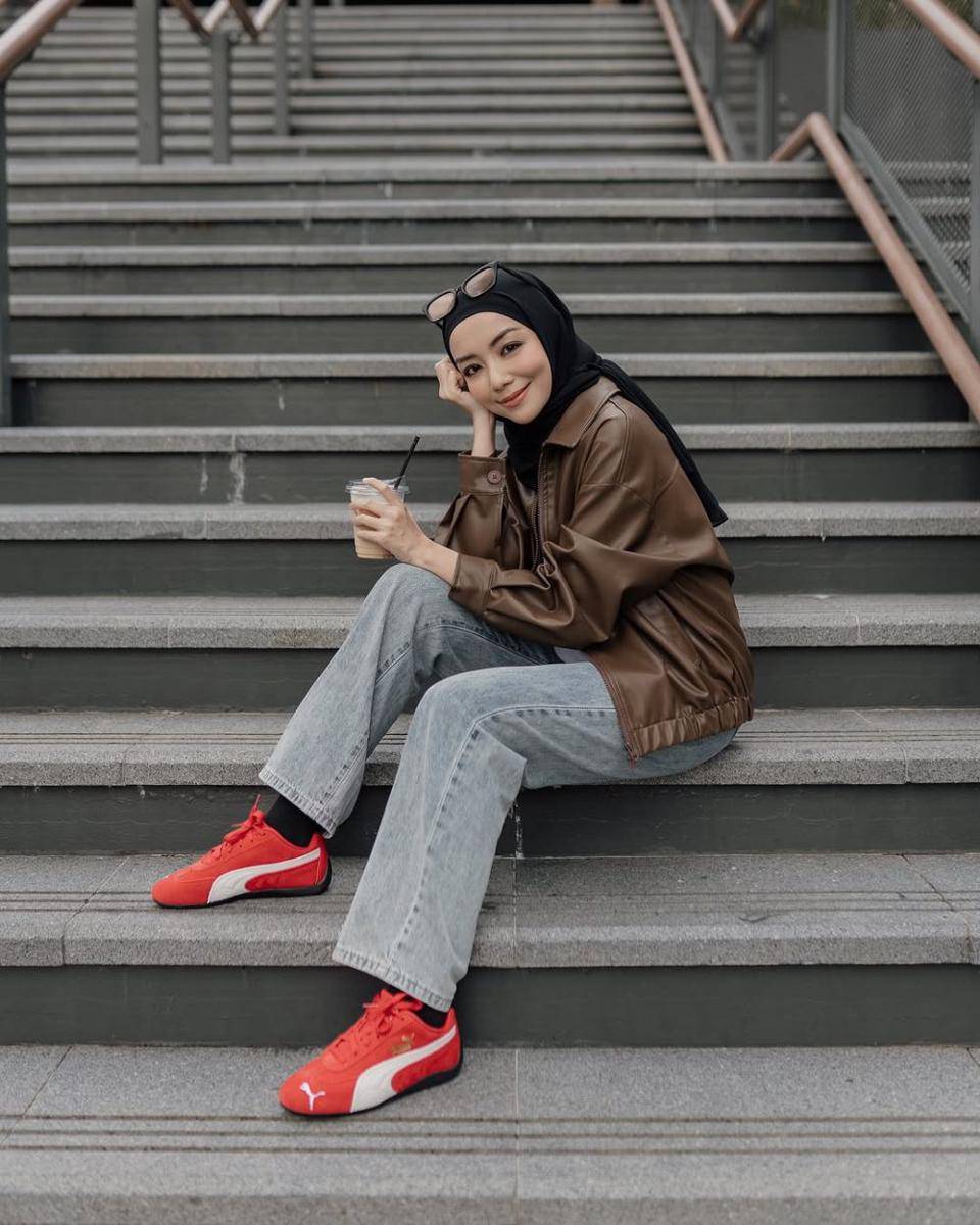 OOTD casual hijab nuansa gelap yang bold ala Mira 