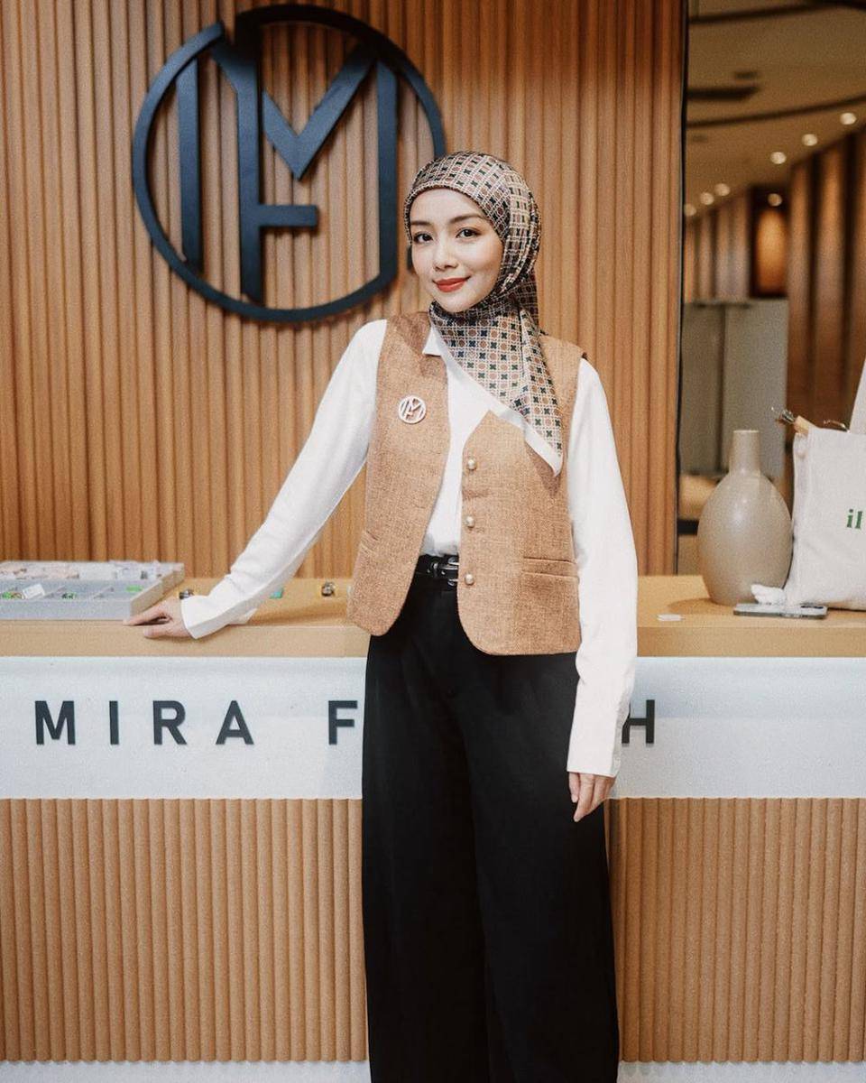 potret OOTD casual hijab ala Mira Filzah 