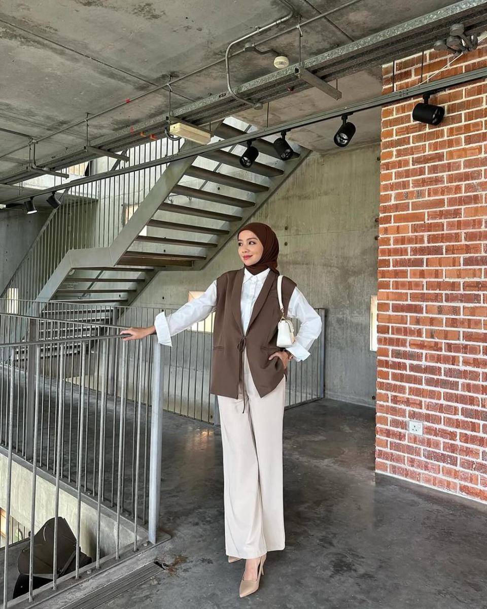 Ide OOTD hijab nuansa gelap yang bold ala Mira Filzah
