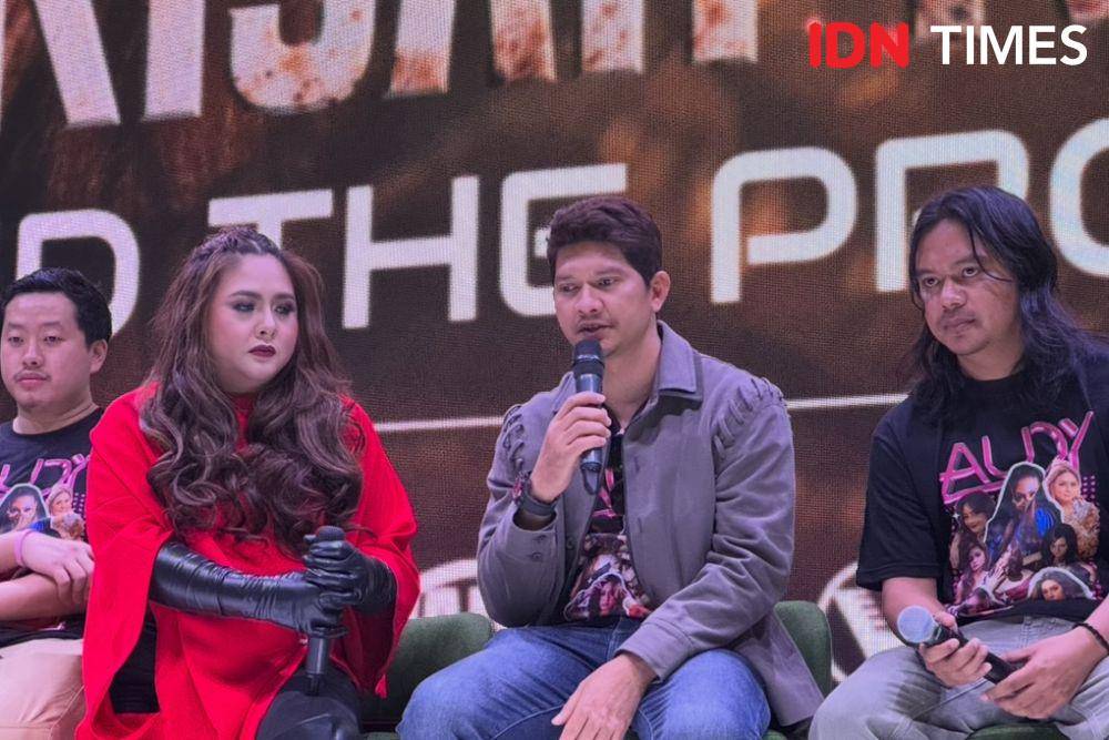 Iko Uwais dan tim produksi di balik MV Akhir Kisah Kita (IDN Times/Elizabeth Chiquita)