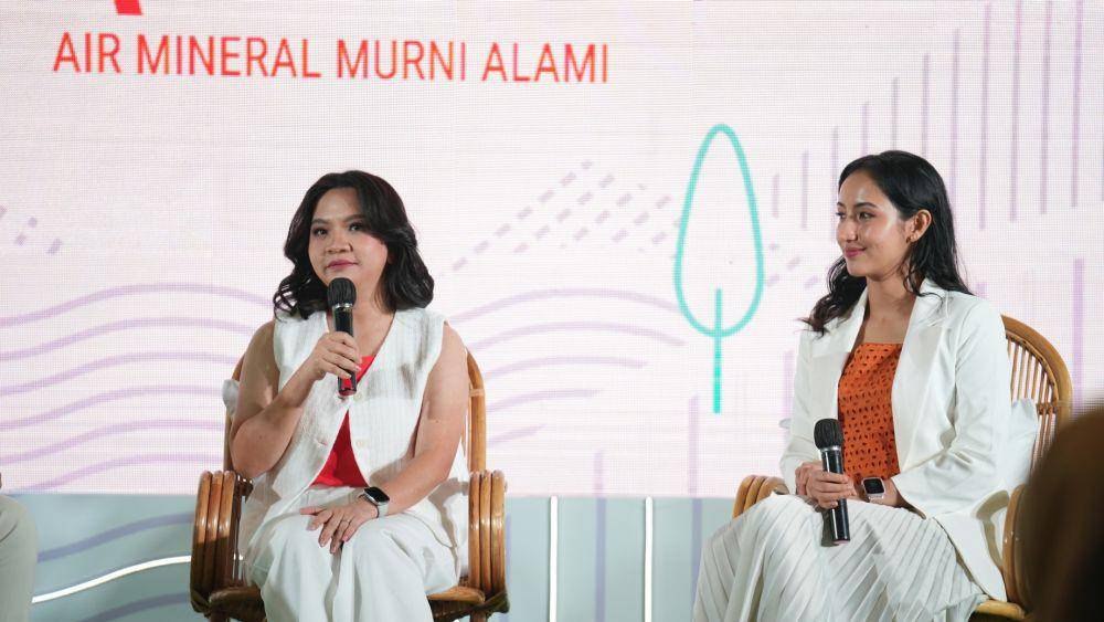 Devi Chrisnatalia selaku Senior Brand Manager AQUVIVA dan dr. Nadia Alaydrus, M.Kes. A3M, Dipl. AAAM dalam acara peluncuran air mineral AQUVIVA, Selasa, (25/2/2025) (Dok. AQUVIVA)
