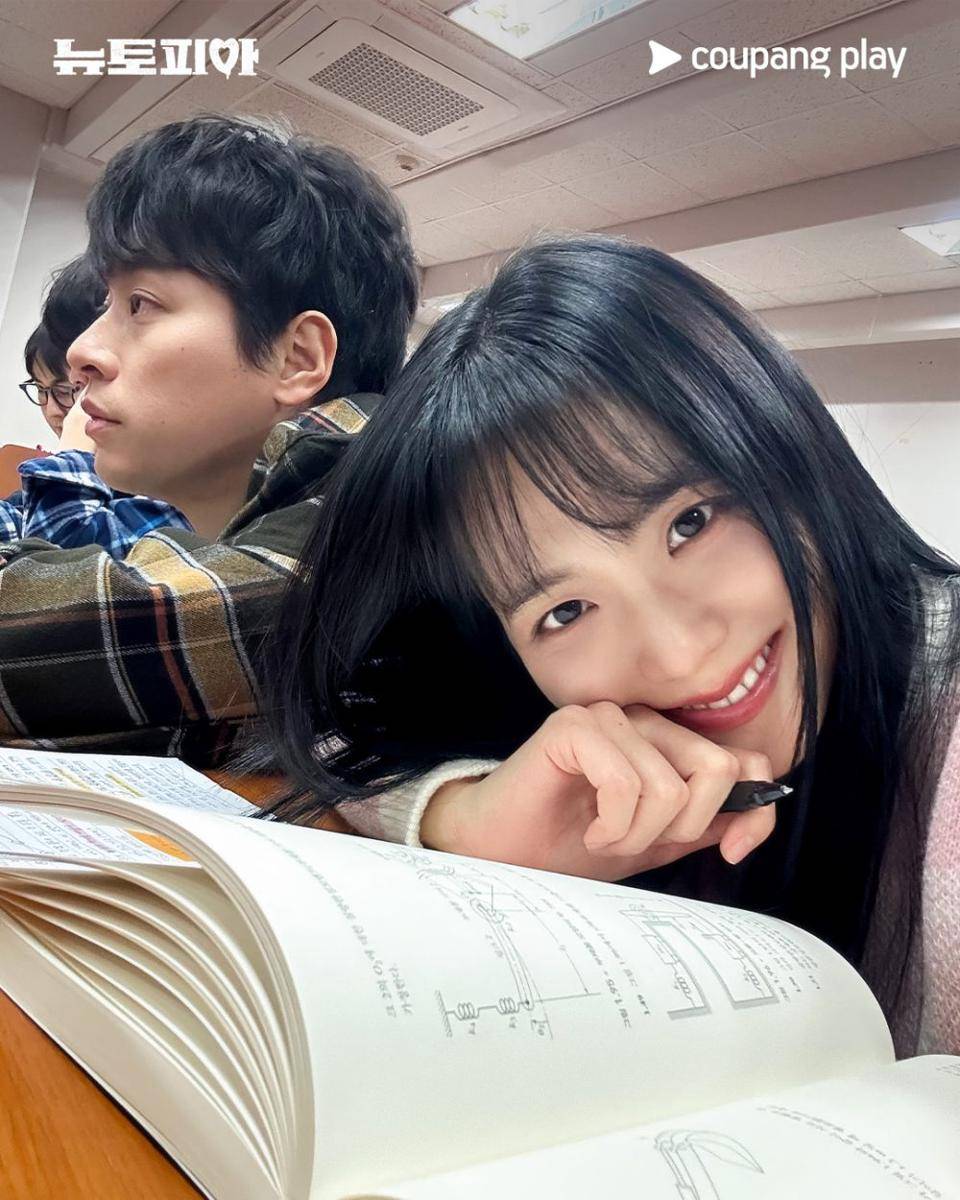 Park Jung Min dan Jisoo BLACKPINK di drama Newtopia (dok. Coupang Play/Newtopia)