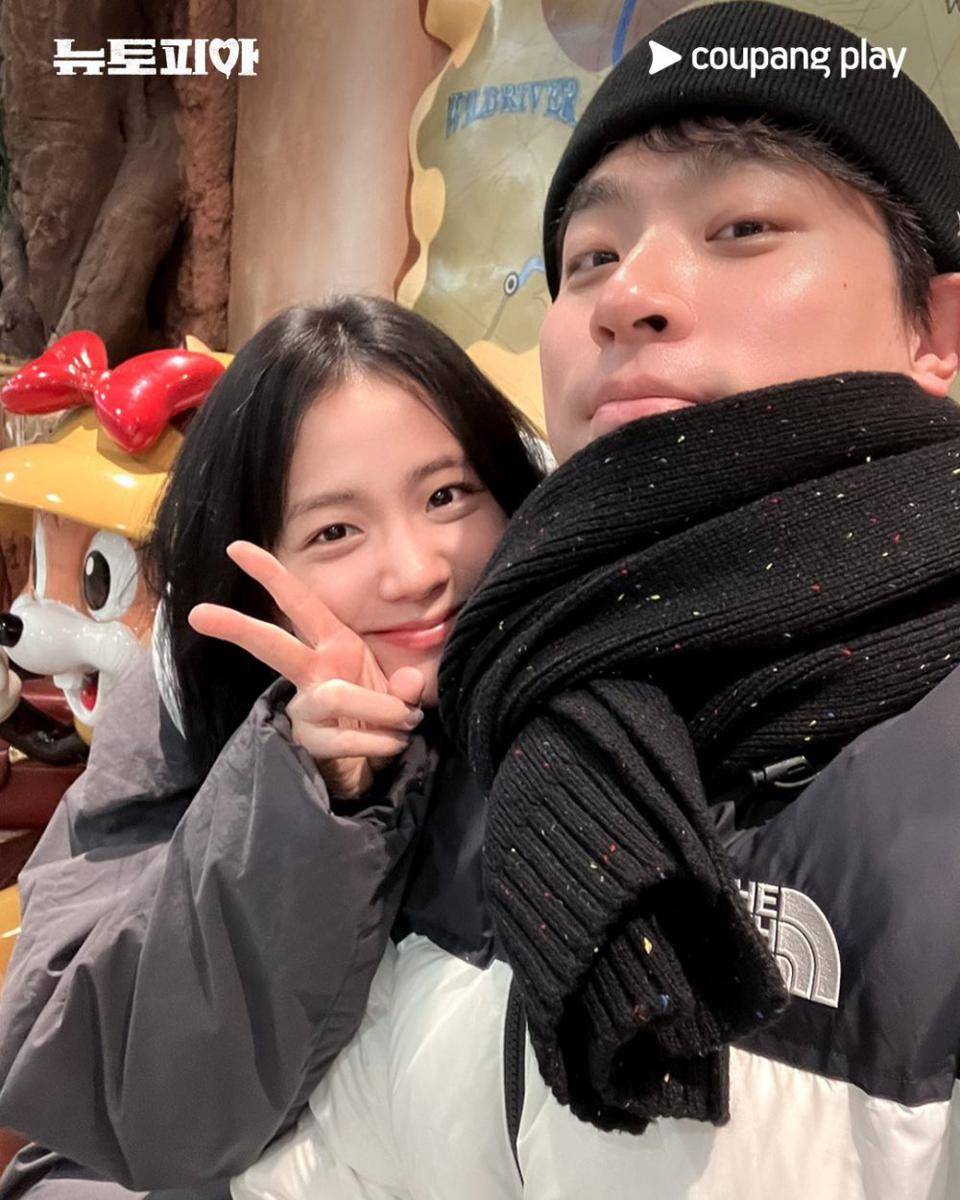 Park Jung Min dan Jisoo BLACKPINK di drama Newtopia (dok. Coupang Play/Newtopia)