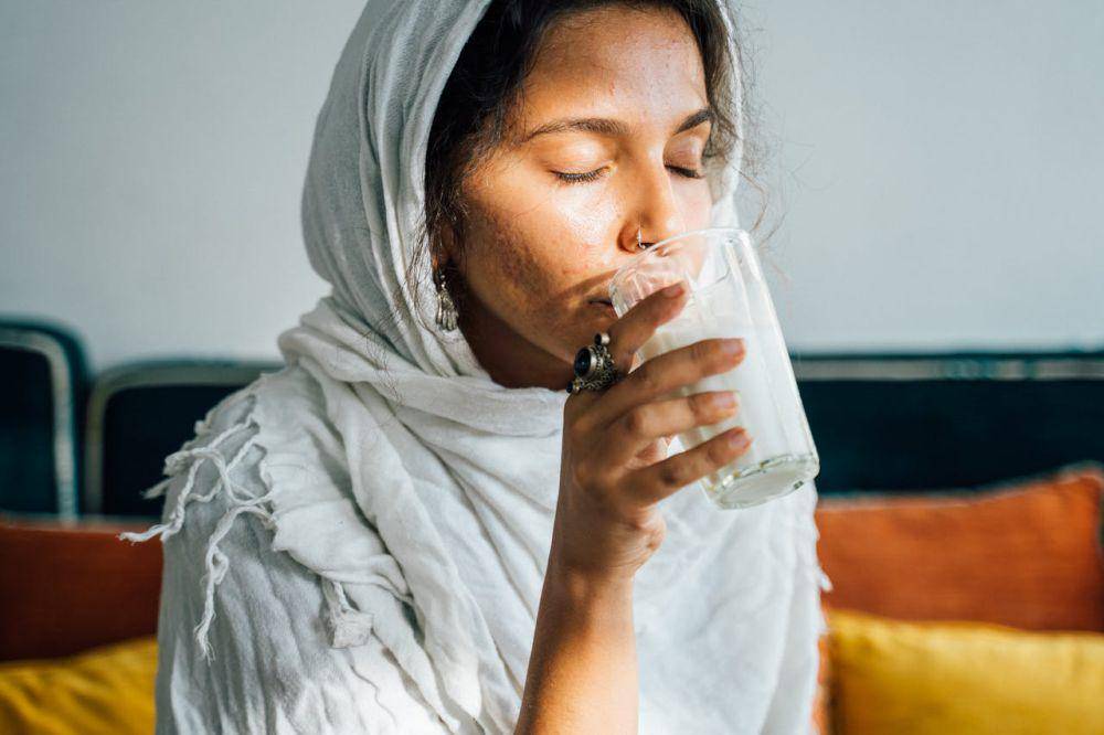ilustrasi wanita minum (pexels.com/Anna Tarazevich)