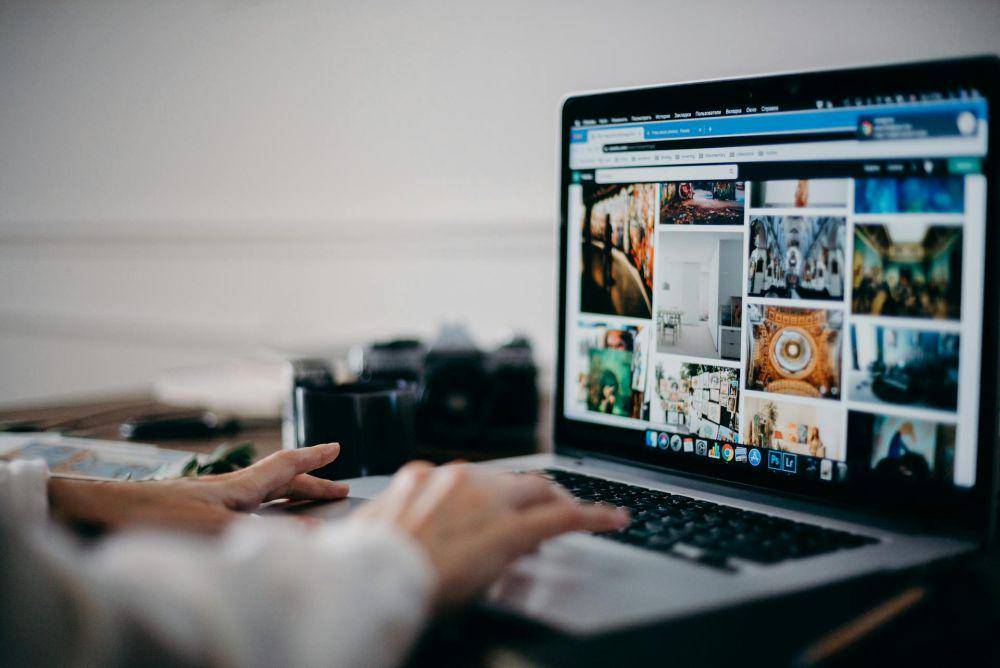 ilustrasi tampilan situs microstock di layar komputer (pexels.com/cottonbro studio)