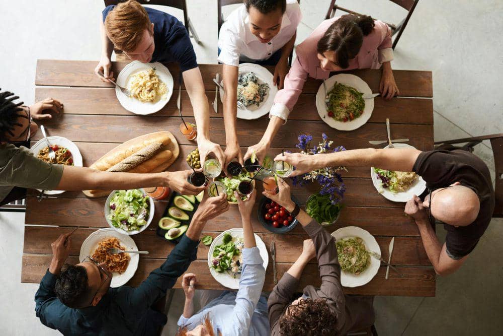 ilustrasi makan siang bersama teman (pexels.com/fauxels)