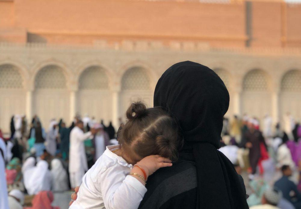 Bawa Toddler ke Masjid? Coba 6 Tips Ini agar Tarawih Lancar!
