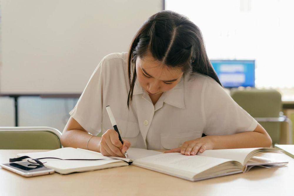 ilustrasi seseorang belajar TOEFL/IELTS (pexels.com/Mikhail Nilov)