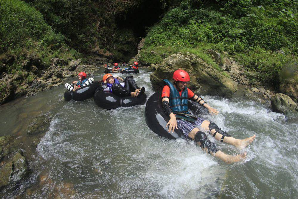 ilustrasi perbedaan river tubing dan rafting (pexels.com/Must Bee)