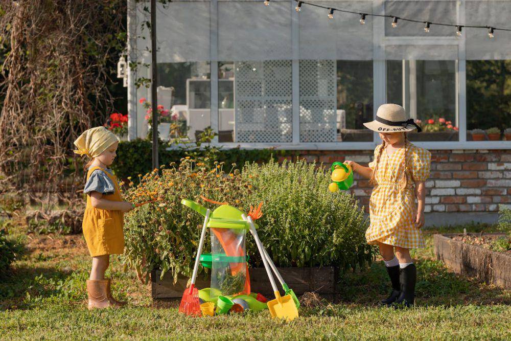 ilustrasi berkebun dengan anak-anak tercinta (pexels.com/Polesie Toys)
