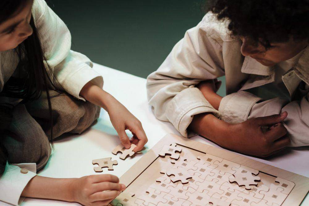 ilustrasi bermain puzzle (pexels.com/Ron Lach)