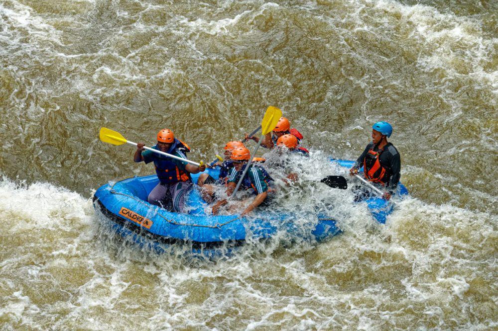 4 Perbedaan River Tubing dan Rafting, Mana yang Lebih Menantang?