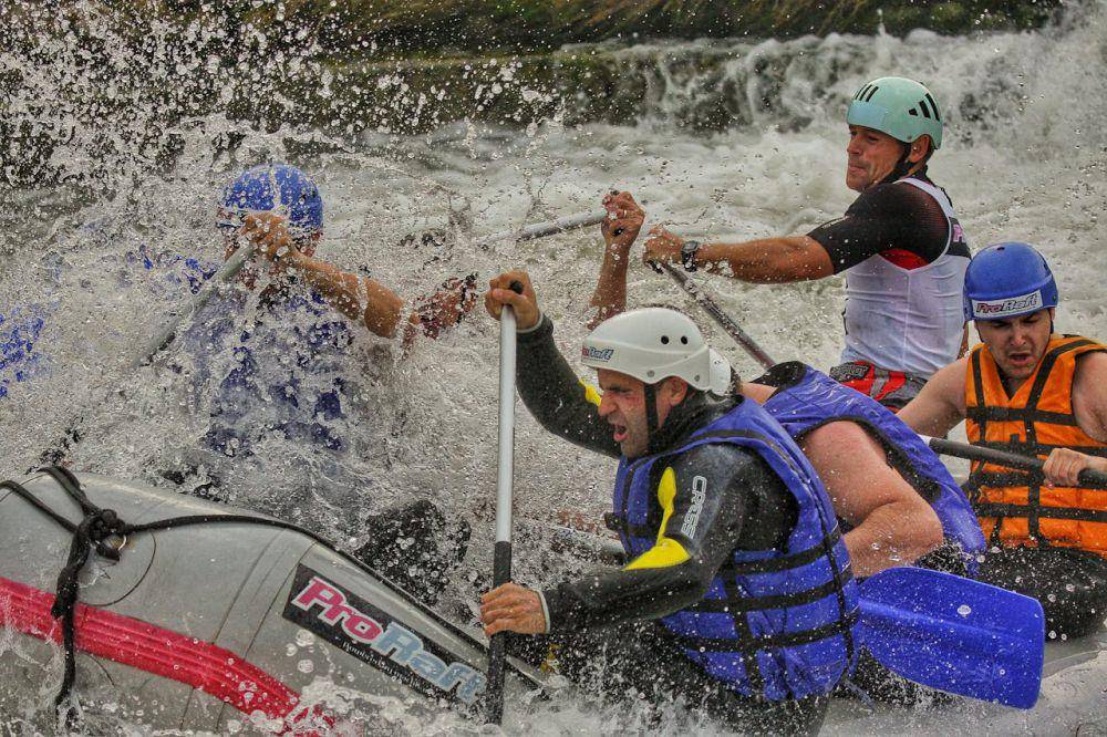 ilustrasi perbedaan river tubing dan rafting (pexels.com/TonyNojmanSK)