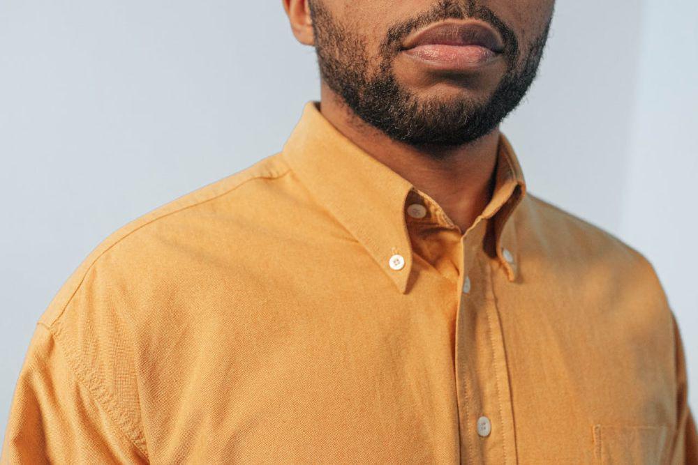 7 Ide Warna Celana Cocok untuk Baju Kuning, Anti Norak Bro!