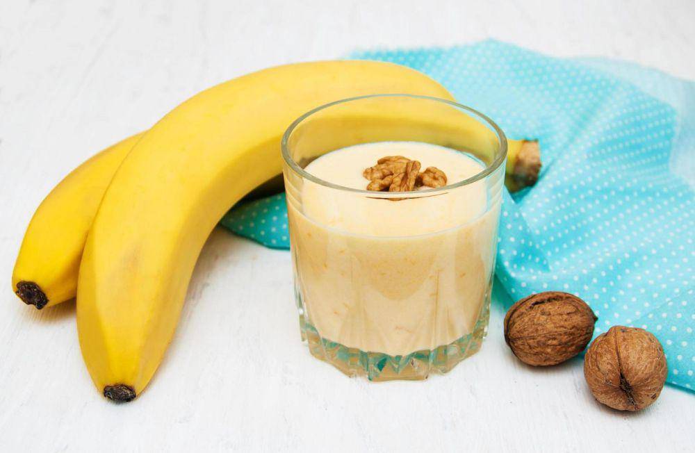 ilustrasi smoothie pisang cokelat (vecteezy.com/rudoelena312083)