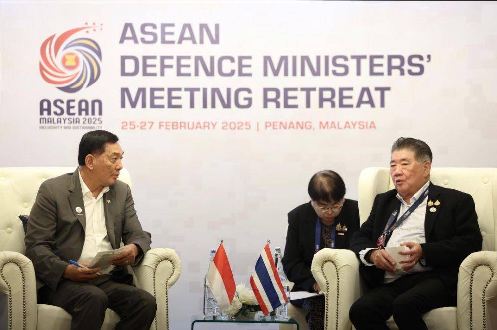 Menteri Pertahanan Sjafrie Sjamsoeddin ketika bertemu dengan Menhan Thailand, Phumtham Wechayacai di Penang. (Dokumentasi Kemenhan)