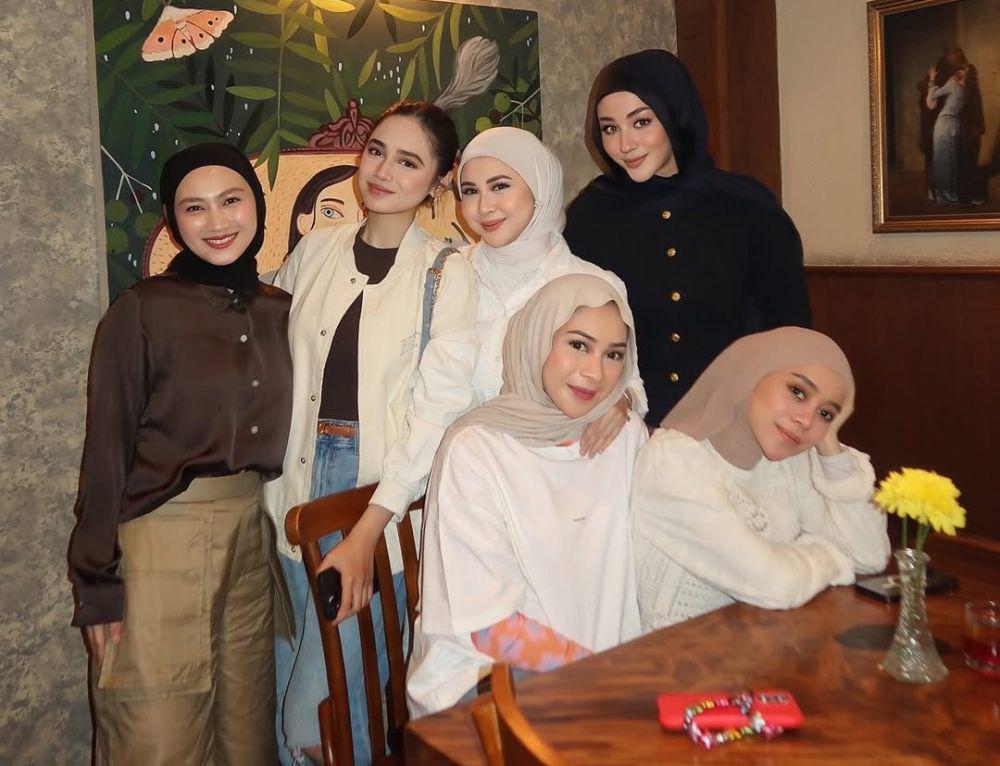 7 Inspirasi Foto Grup Bukber yang Seru, Penuh Kebersamaan!
