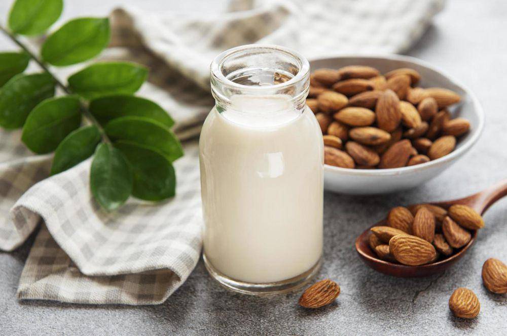 ilustrasi susu almond (vecteezy.com/rudoelena312083)