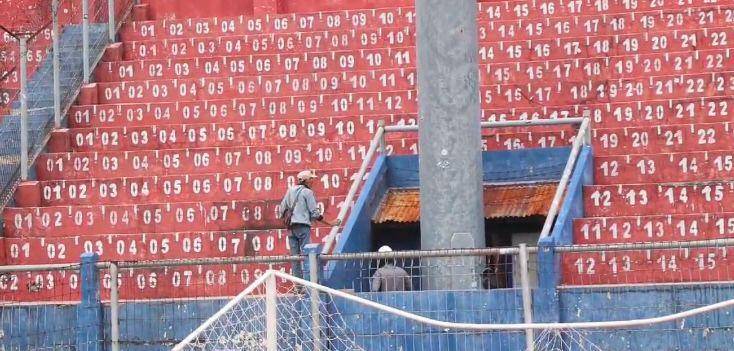 Petugas lakukan perbaikan di tiang lampu Stadion Brawijaya. IDN Times/ istimewa