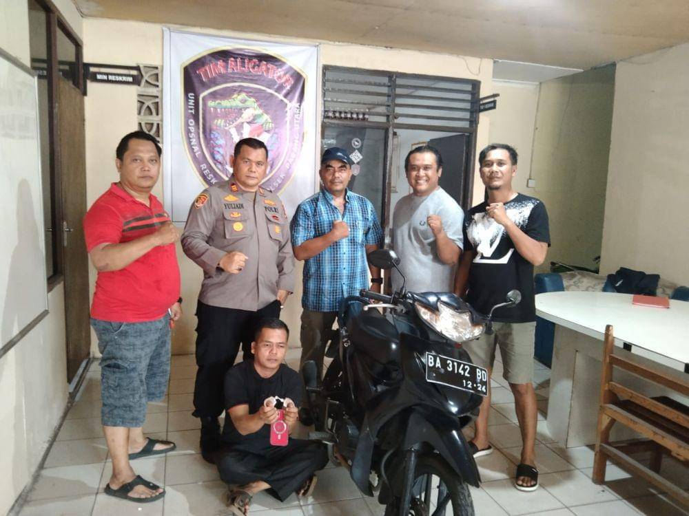 Kapolsek Padang Utara, AKP Yuliadi dan tim Reskrim Polsek Padang Utara berfoto dengan pelaku (Foto: Polsek Padang Utara)