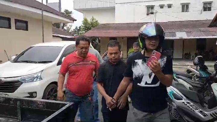 Tim Polsek Padang Utara menggiring AR usai ditangkap di rumahnya (Foto: Polsek Padang Utara)
