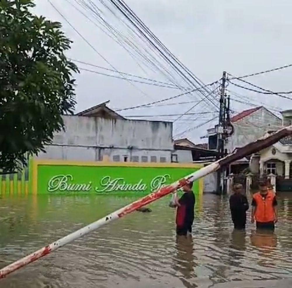 PT PLN (Persero) Unit Pelaksana Pelayanan Pelanggan (UP3) mengamankan pasokan listrik di daerah yang terdampak banjir. (Dok. PLN UID Lampung).