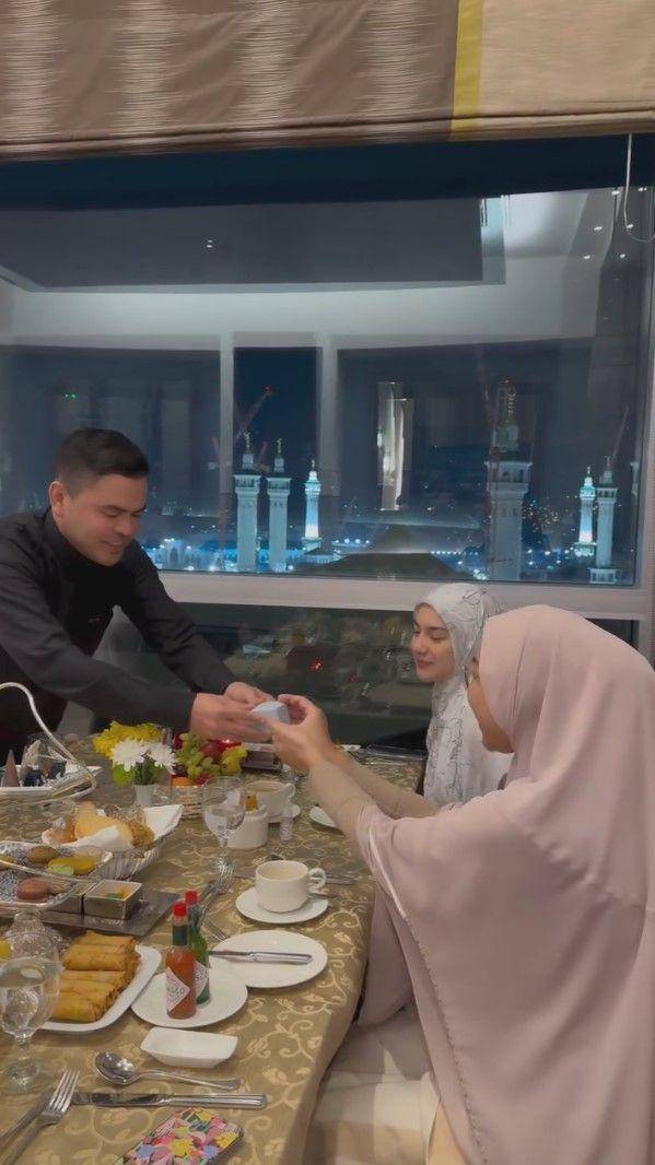 potret lamaran Irish Bella di Makkah (instagram.com/erlyanieownerberl)