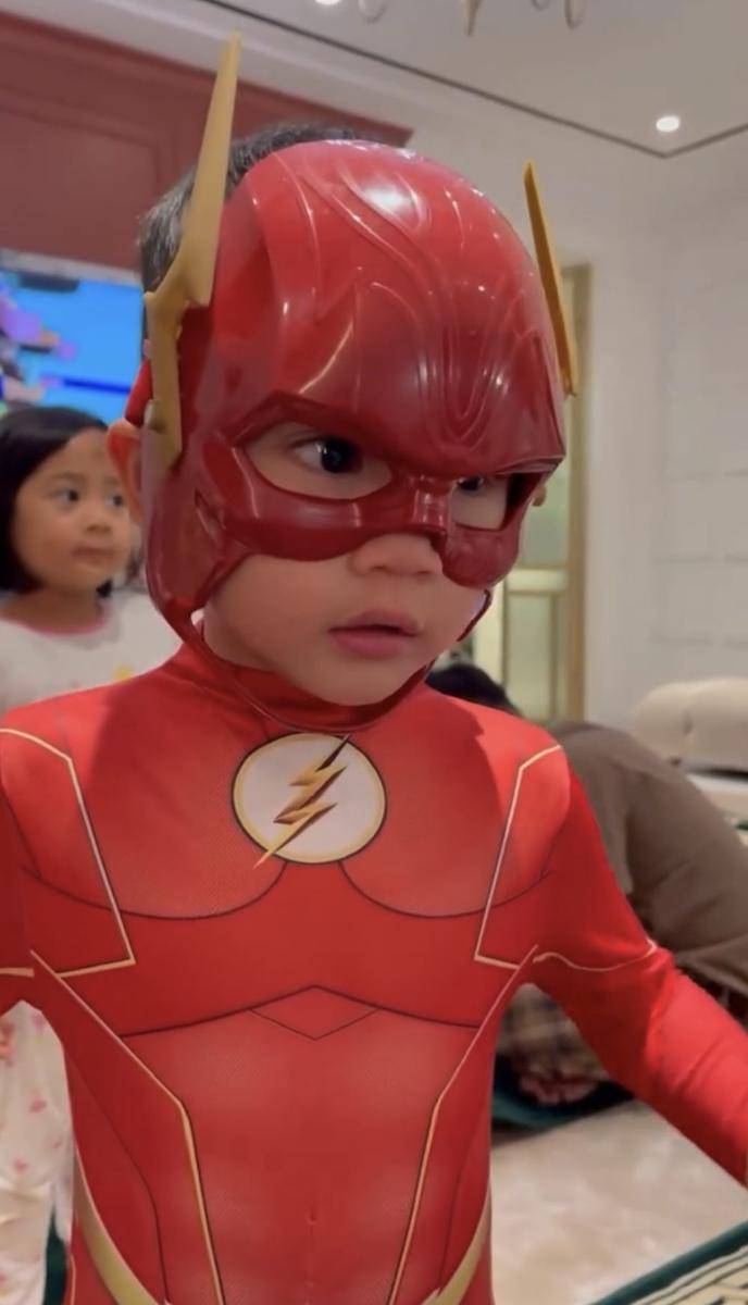Cipung pakai kostum The Flash (instagram.com/tercipungcipung)