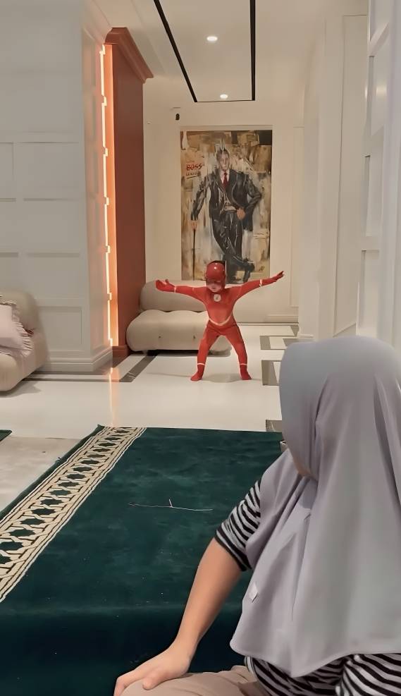 Cipung pakai kostum The Flash (instagram.com/tercipungcipung)