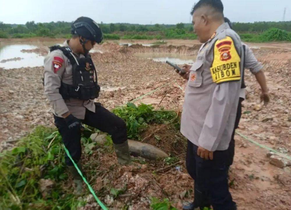 Benda diduga mortil saat ditemukan di Desa Sako Banyuasin. (Dok. Polisi)
