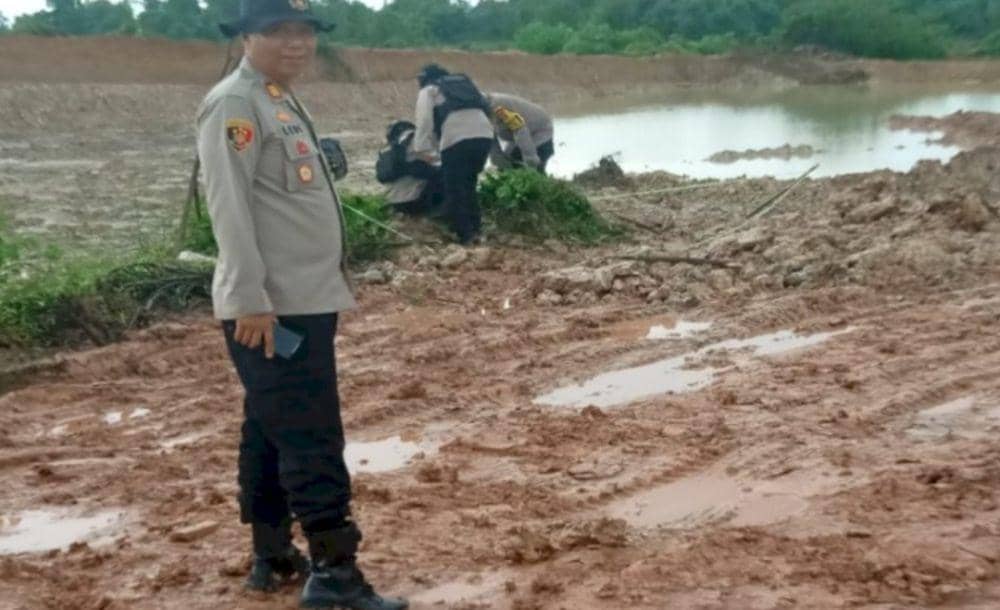 Tim penjinak bom dari Polda Sumsel saat mengevakuasi temuan benda diduga mortil. (Dok. Polisi)
