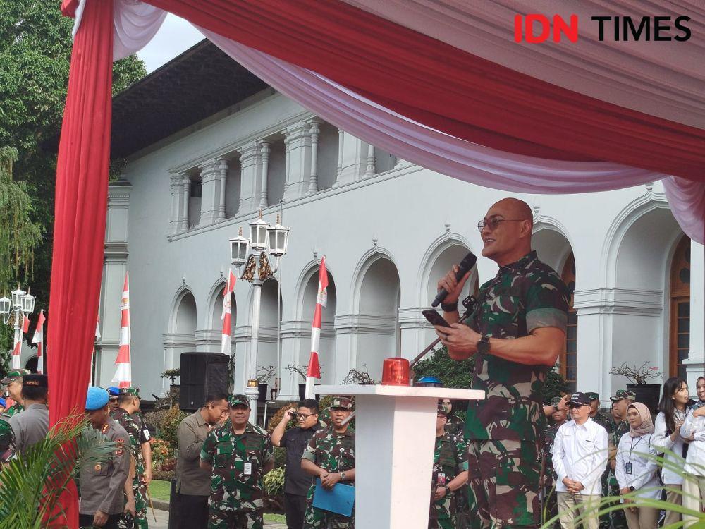 Ratusan Warga Bandung Naik Maung Pindad Bareng Deddy Corbuzier