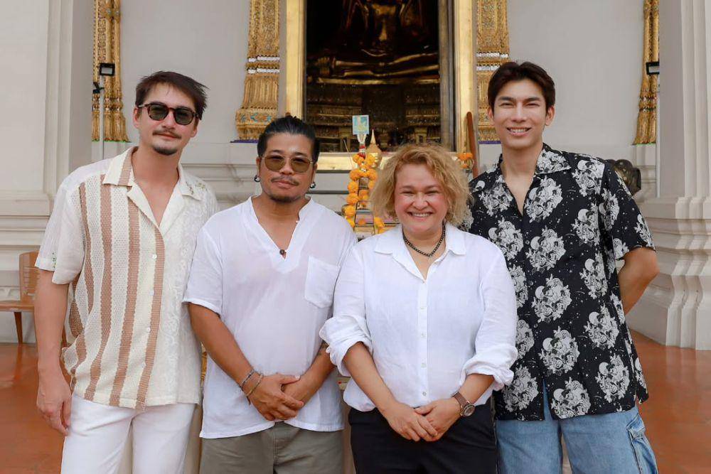potret Mew Suppasit bersama dengan pemain dan sutradara Replace Me (Instagram.com/Halo_Entertainment)