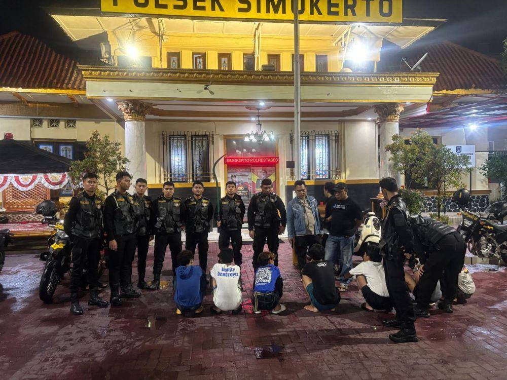 Polisi saat amankan pelaku tawuran di Surabaya. (Dok. Polrestabes Surabaya)