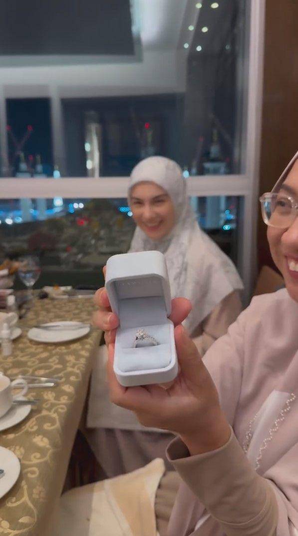 potret lamaran Irish Bella di Makkah (instagram.com/erlyanieownerberl)
