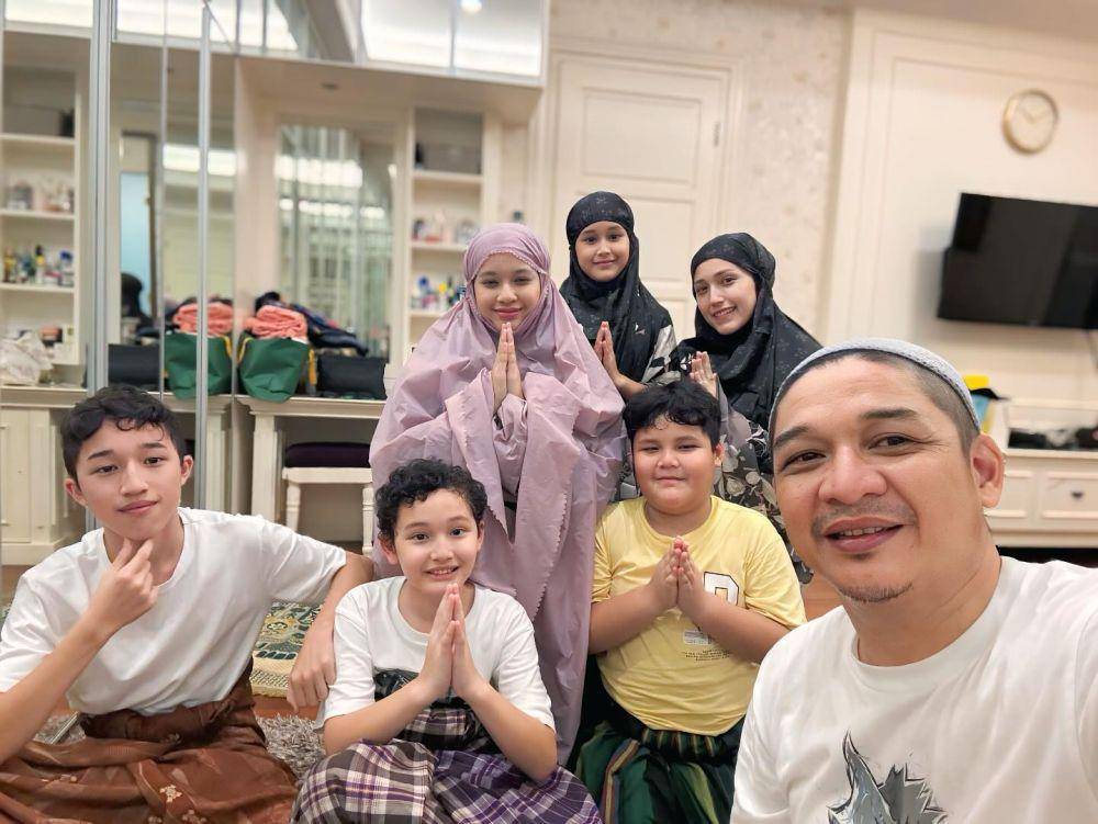 artis tarawih hari pertama (Instagram.com/adeliapasha)