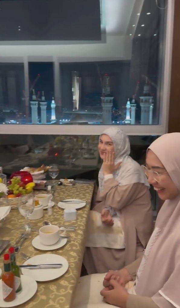 potret lamaran Irish Bella di Makkah (instagram.com/erlyanieownerberl)