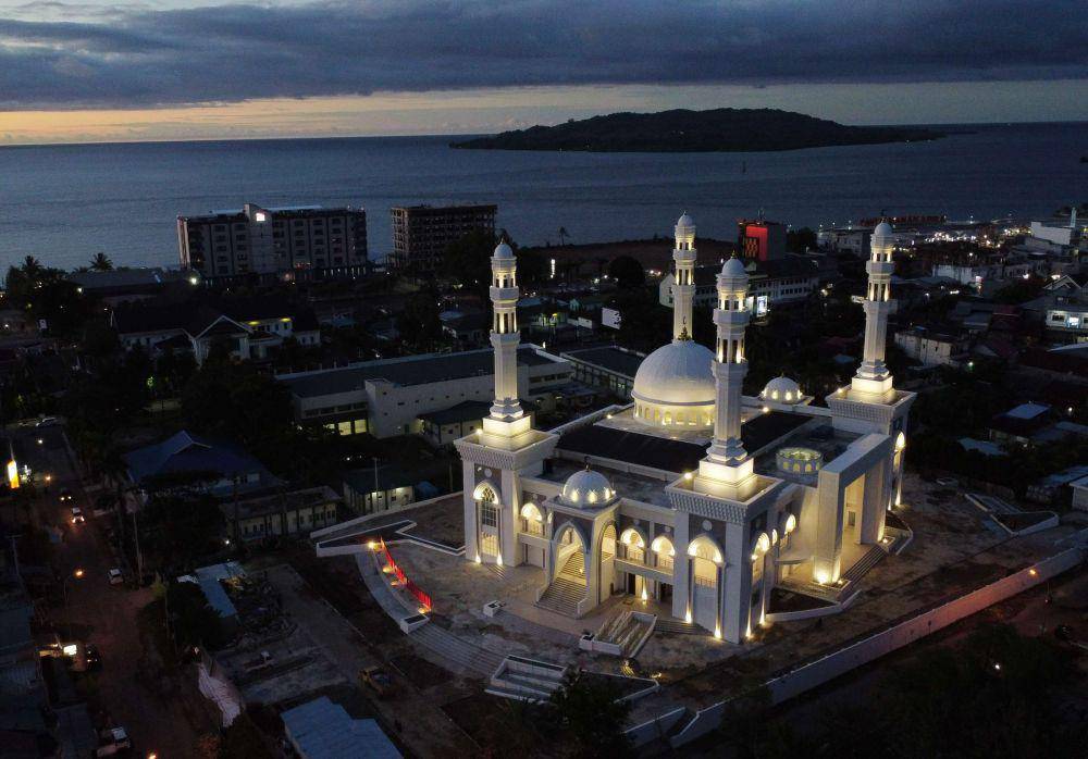 Foto udara progres pembangunan Masjid Raya Suhada di Mamuju, Sulawesi Barat, Kamis (27/2/2025). ANTARA FOTO/ Akbar Tado