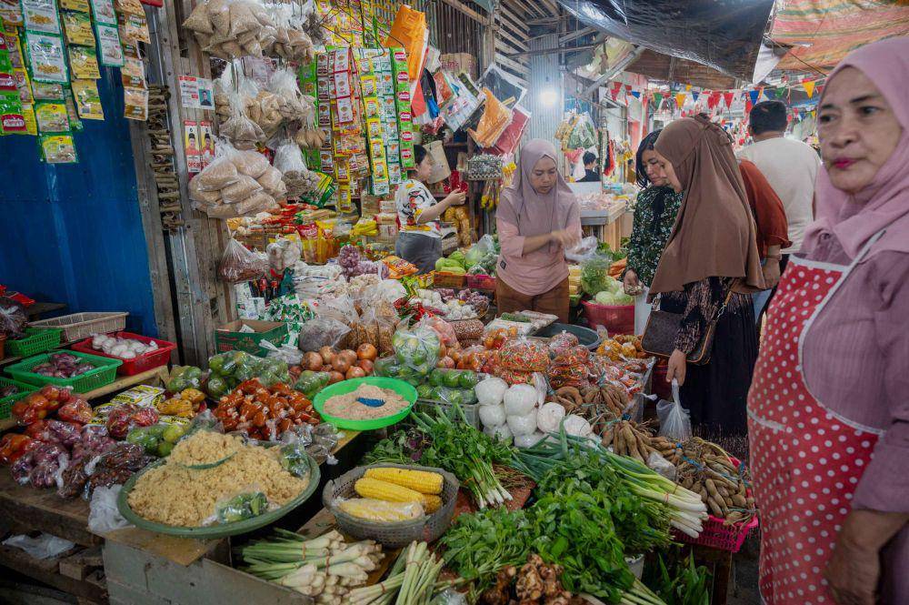 Warga memilih rempah dan bumbu di sebuah lapak kawasan pasar tradisional Masomba, Palu, Sulawesi Tengah, Jumat (28/2/2025). ANTARA FOTO/Basri Marzuki