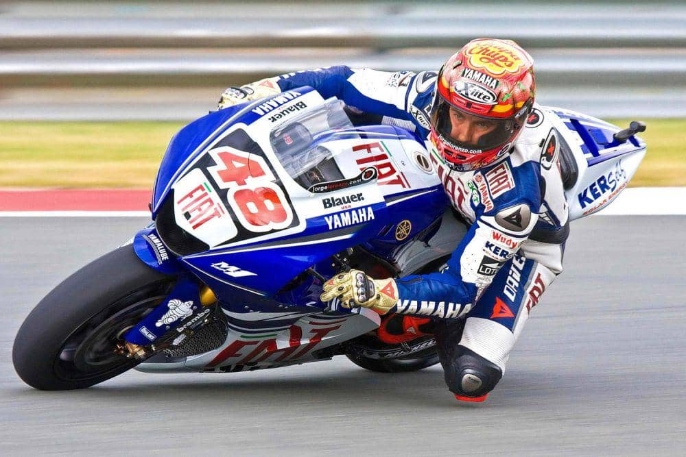 perlengkapan yang dipakai pembalap motogp